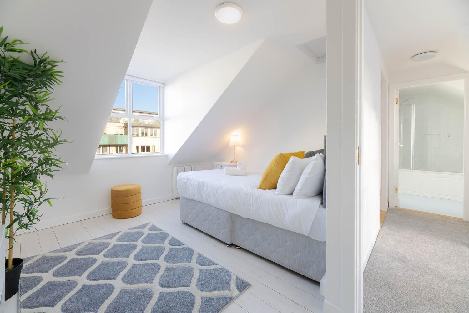 Modern Canal View Home, In City Centre, Sleeps 8 Голуэй Экстерьер фото