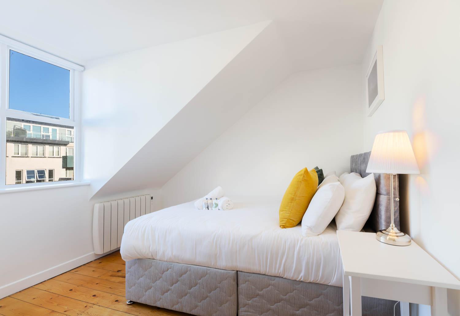 Modern Canal View Home, In City Centre, Sleeps 8 Голуэй Экстерьер фото